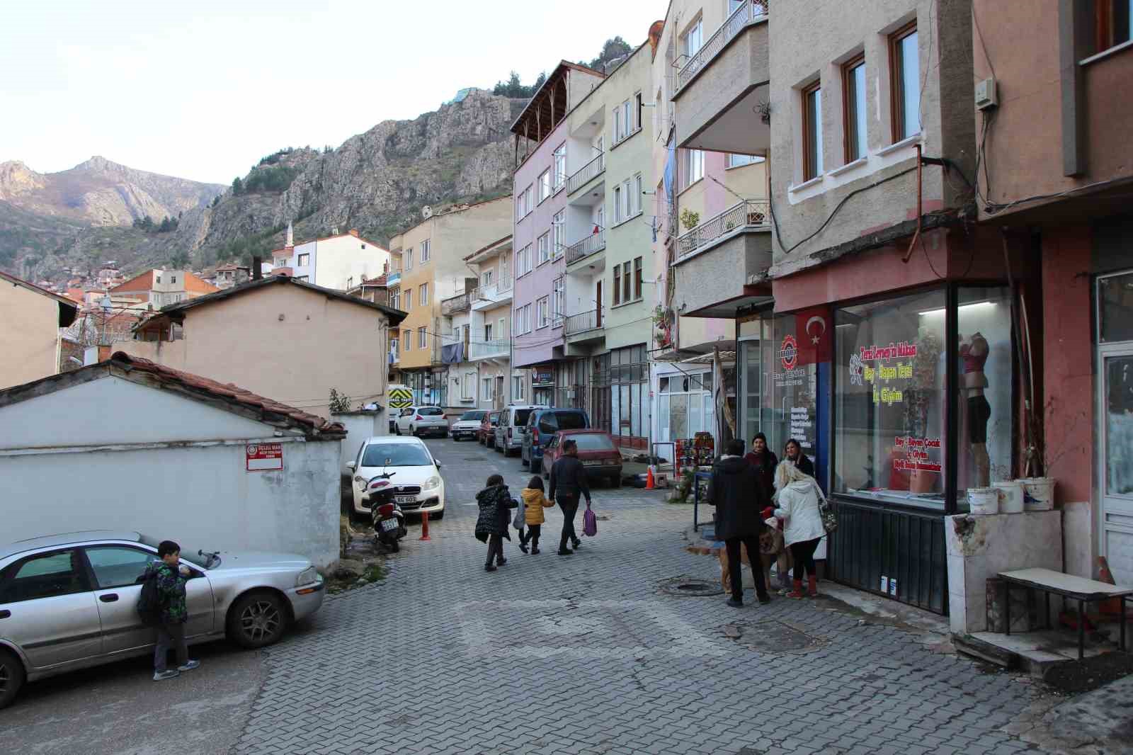 Kullanılmayan kıyafetleri çocuk elbiselerine dönüştürdü, şimdi Amasya’ya örnek oldu
