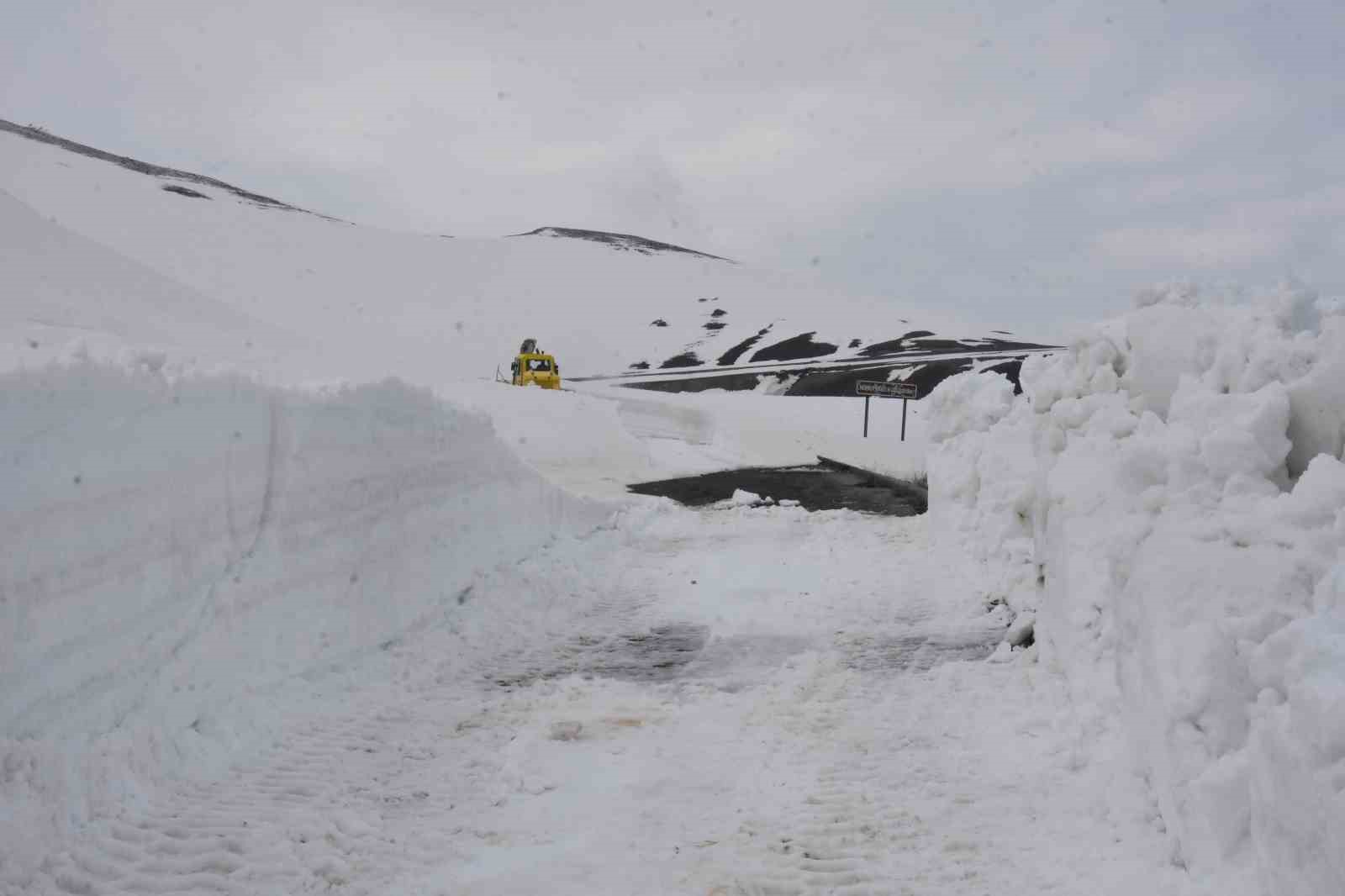 Turizm cenneti Nemrut Krater G&ouml;l&uuml;&rsquo;n&uuml;n yolu a&ccedil;ılıyor
