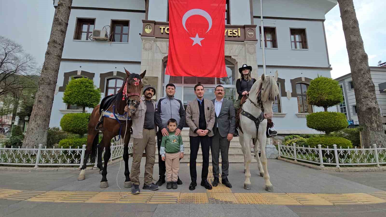 Belediye binası önünde onları gören başkan da vatandaş da hayrete düştü