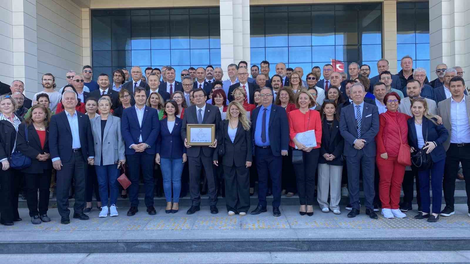 Çanakkale Belediye Başkanı Muharrem Erkek mazbatası alarak göreve başladı
