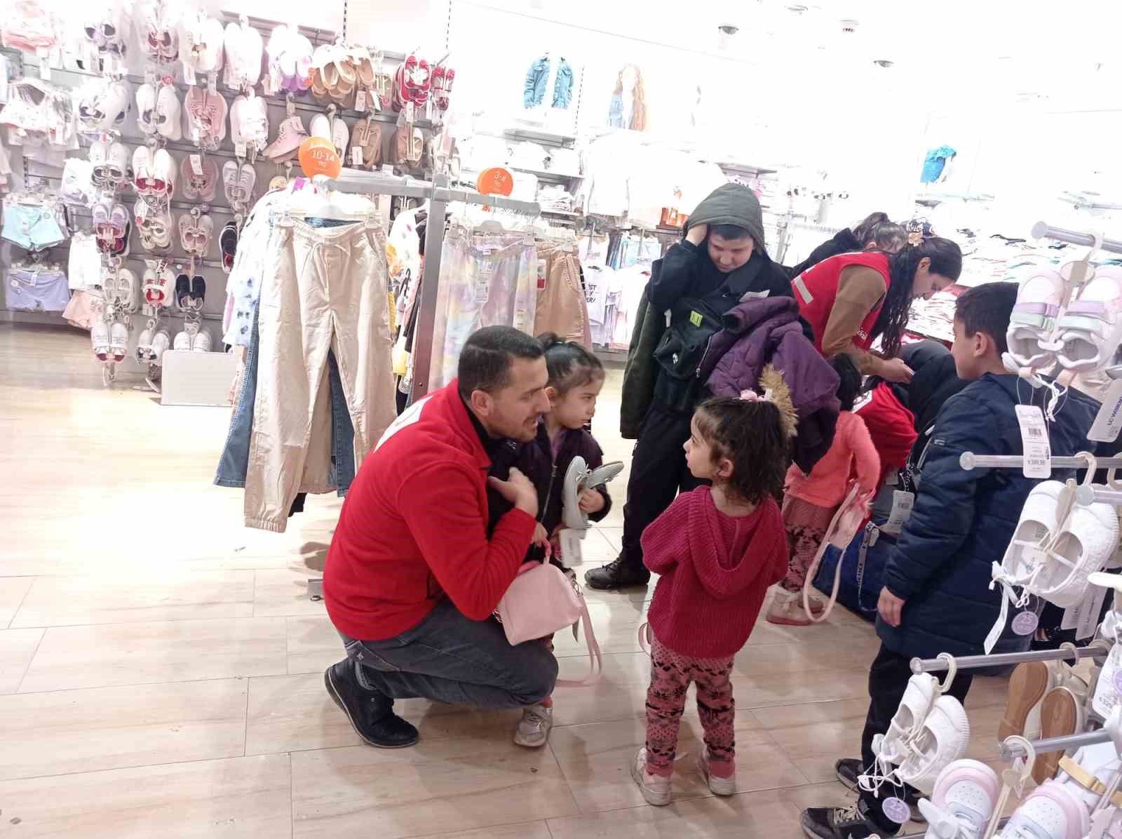 Kızılay Ağrı şubesi çocuklara bayram heyecanı yaşattı