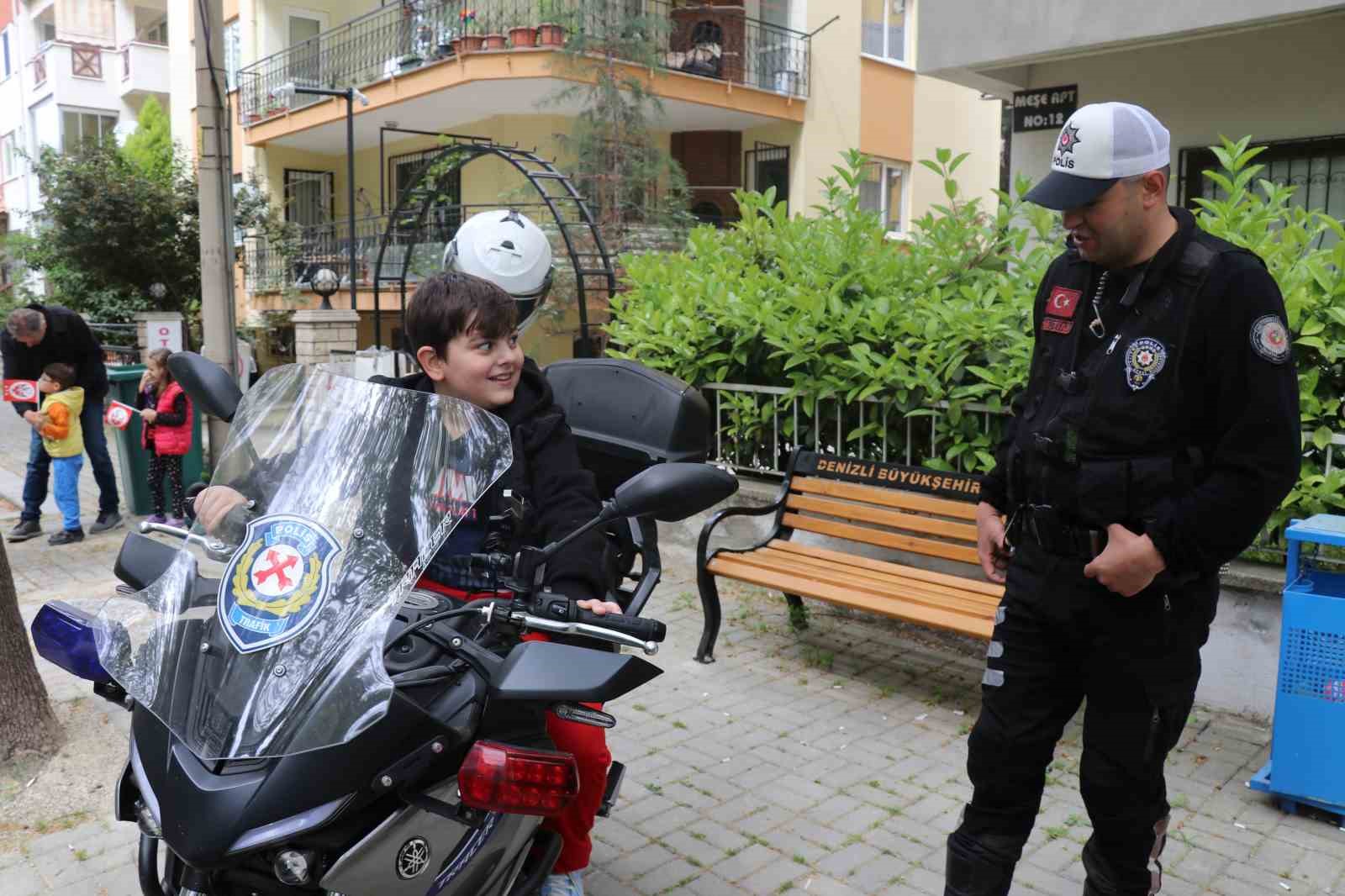 Kavga ihbarına gelen polis ekipleri otizmli çocukların mutluluklarına ortak oldu