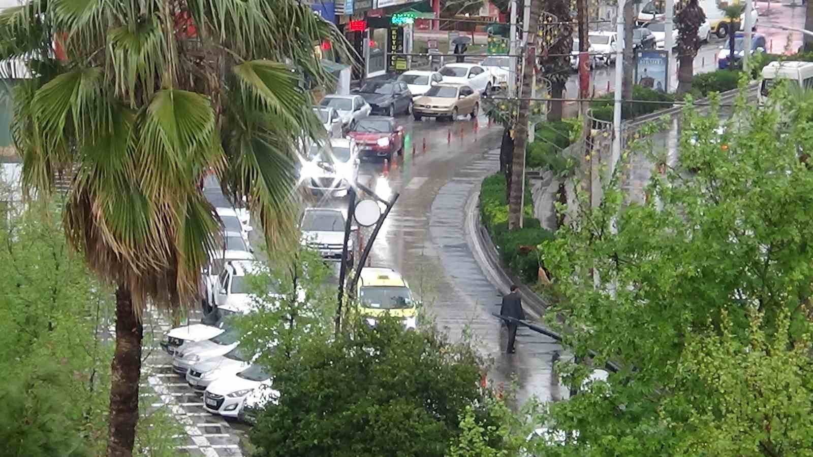 Şanlıurfa&rsquo;da sağanak yağış etkili oluyor
