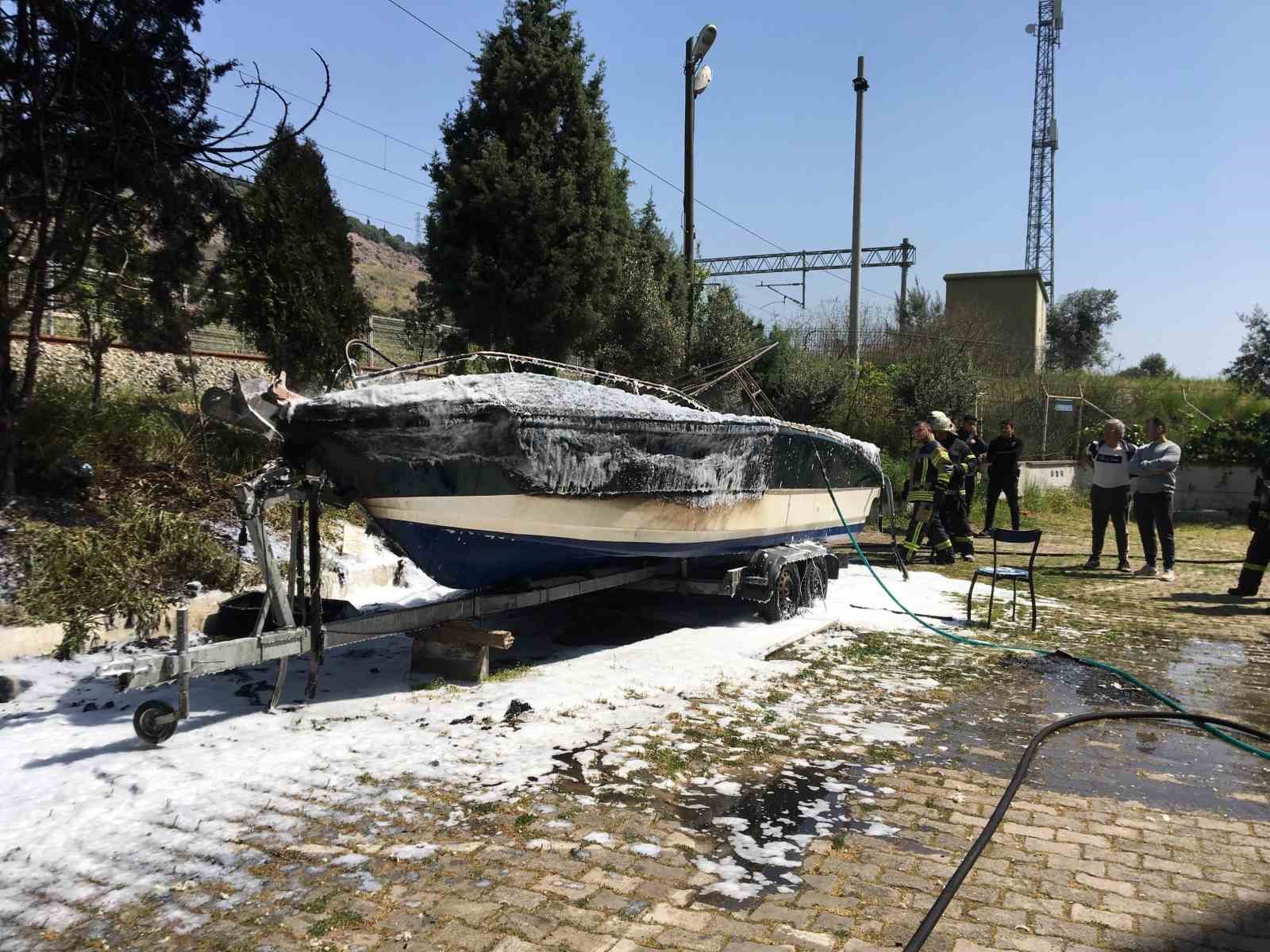 45 bin dolarlık tekne yangında küle döndü
