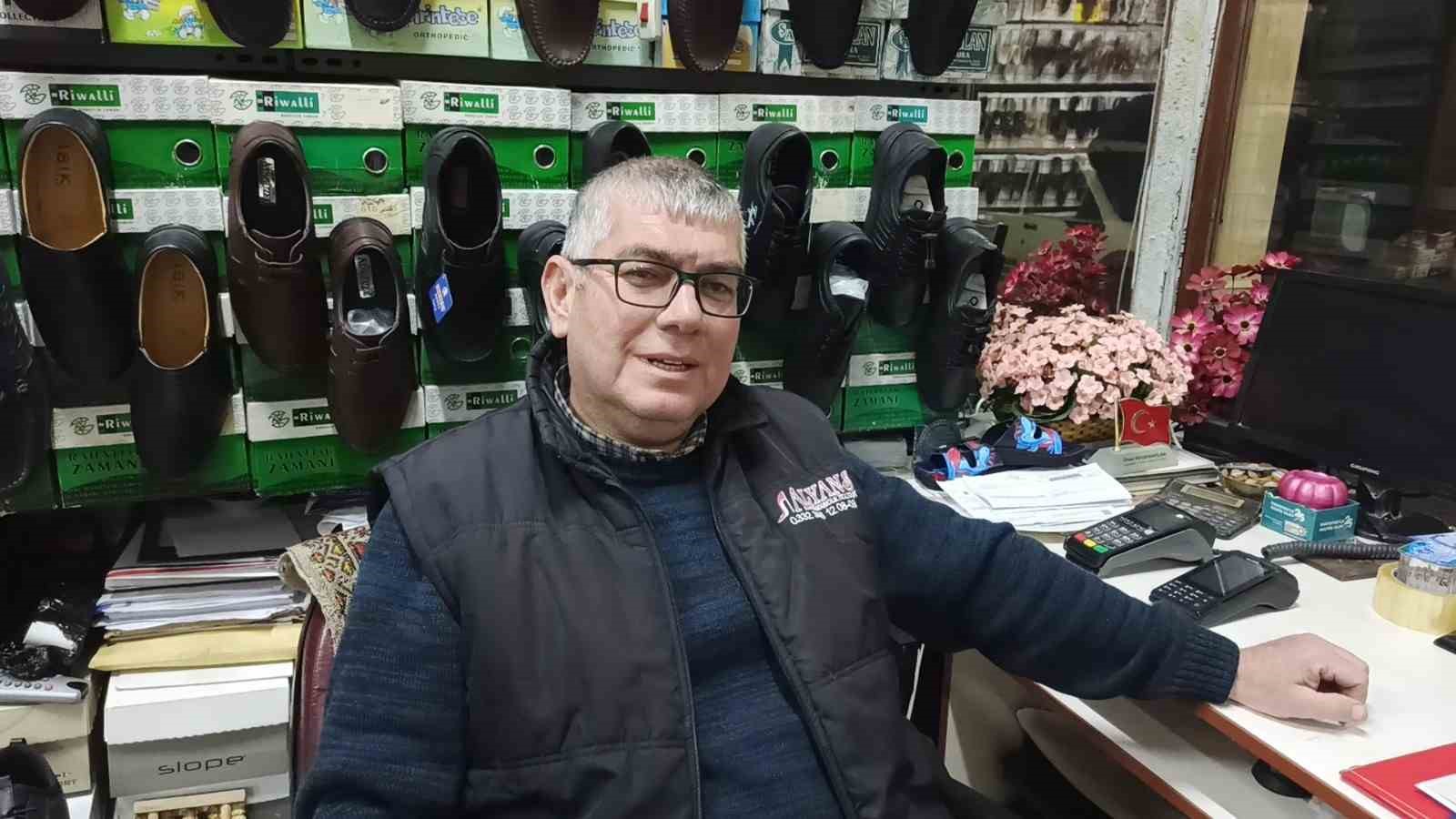 Depremzede &ccedil;ocuğun bayrak sevgisi duygulandırdı
