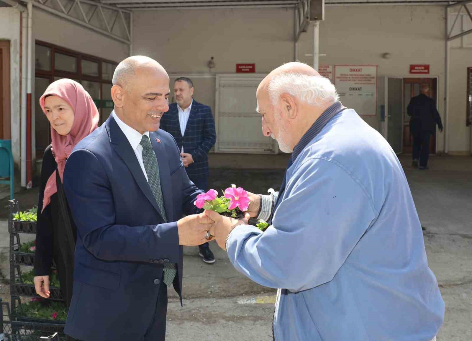 Körfez’de mezarlıklarda çiçek dağıtıldı
