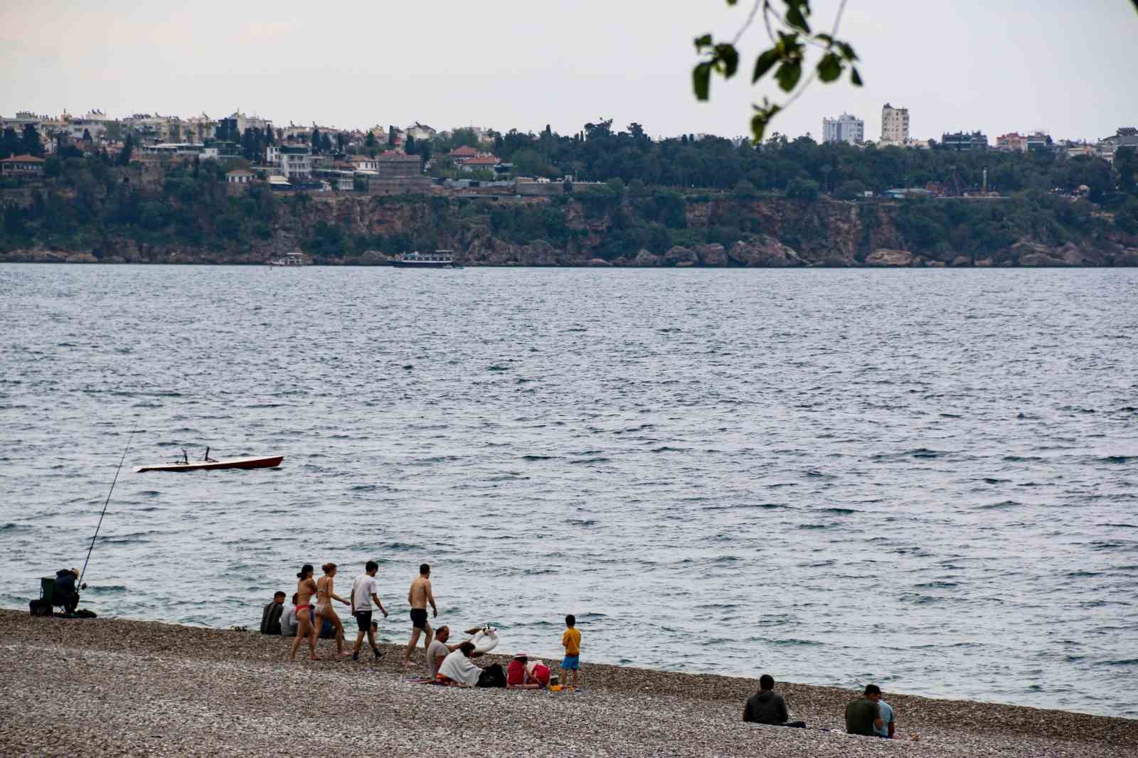 Antalya’da tatilcilere kapalı hava sürprizi, milyonları ağırlayan sahilde çok az sayıda kişi denize girdi
