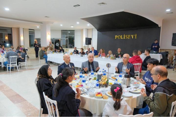 Polisevi’nde Şehit ve Gazi Aileleri ile birlikte Türk Polis Teşkilatı’nın 179’uncu Kuruluş Yılı kutlandı.
