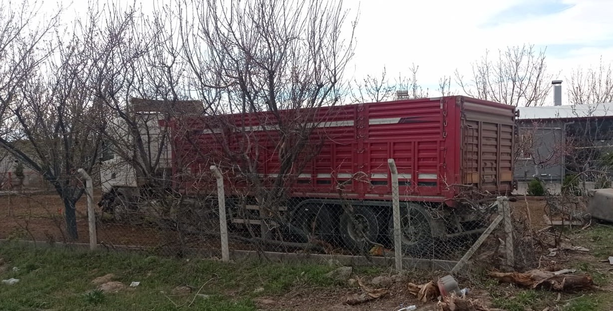 Niğde&rsquo;de yoldan &ccedil;ıkan tır bah&ccedil;eye daldı
