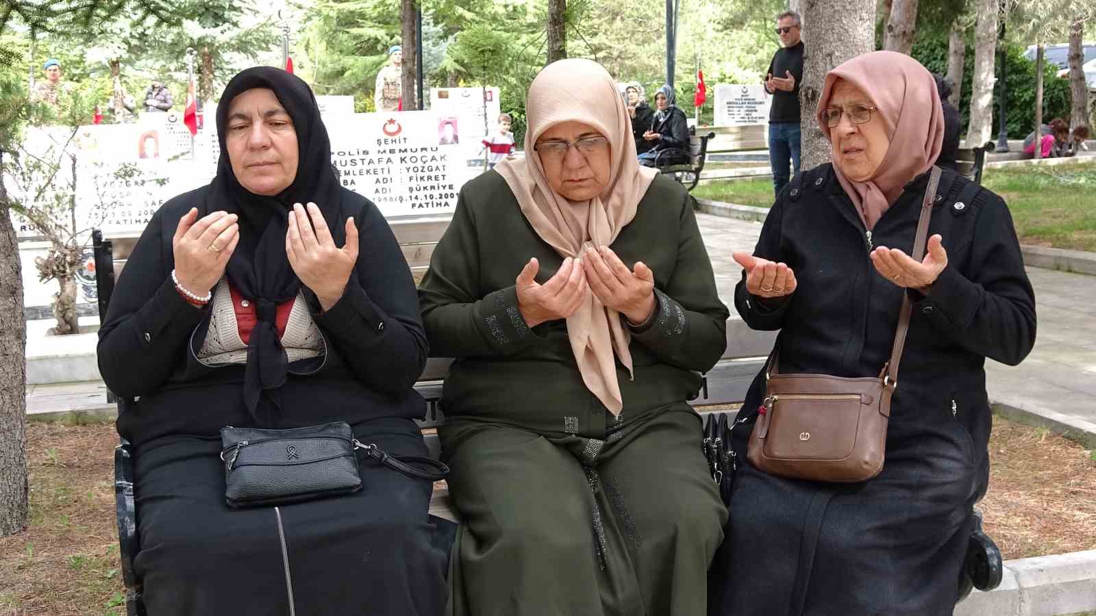 Yozgat&rsquo;ta Ramazan Bayramı arifesinde şehitlik ziyaret edildi

