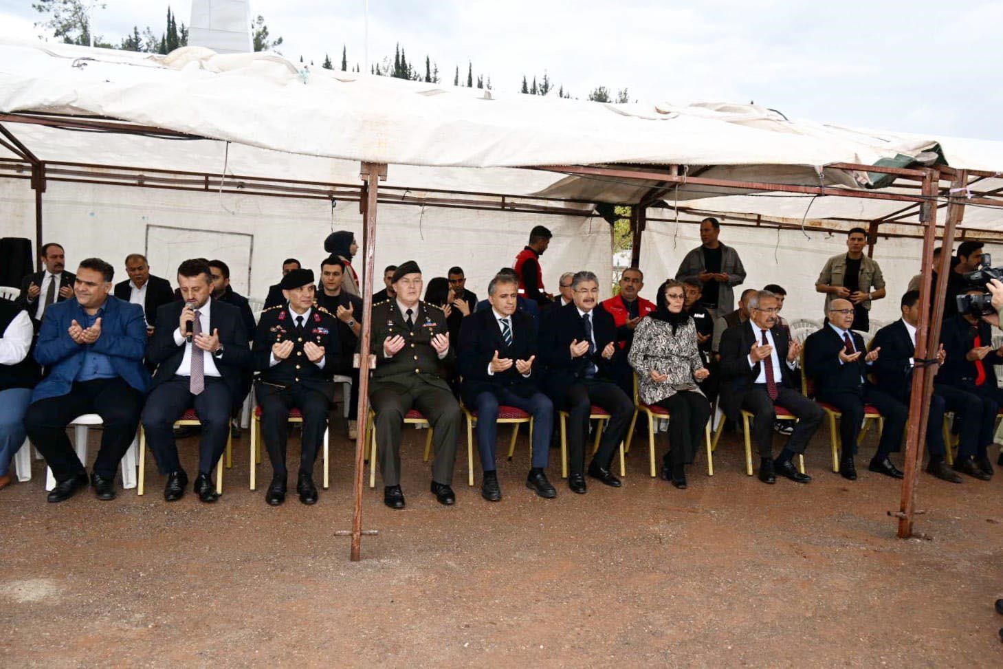 Osmaniye’de şehitler ile depremde hayatını kaybedenlerin kabirleri ziyaret edildi