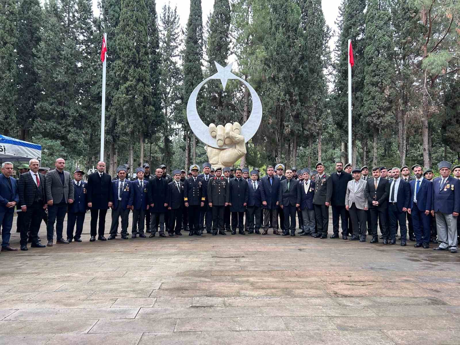 İskenderun’da Ramazan Bayramı öncesi şehit mezarlarına karanfil bırakldı
