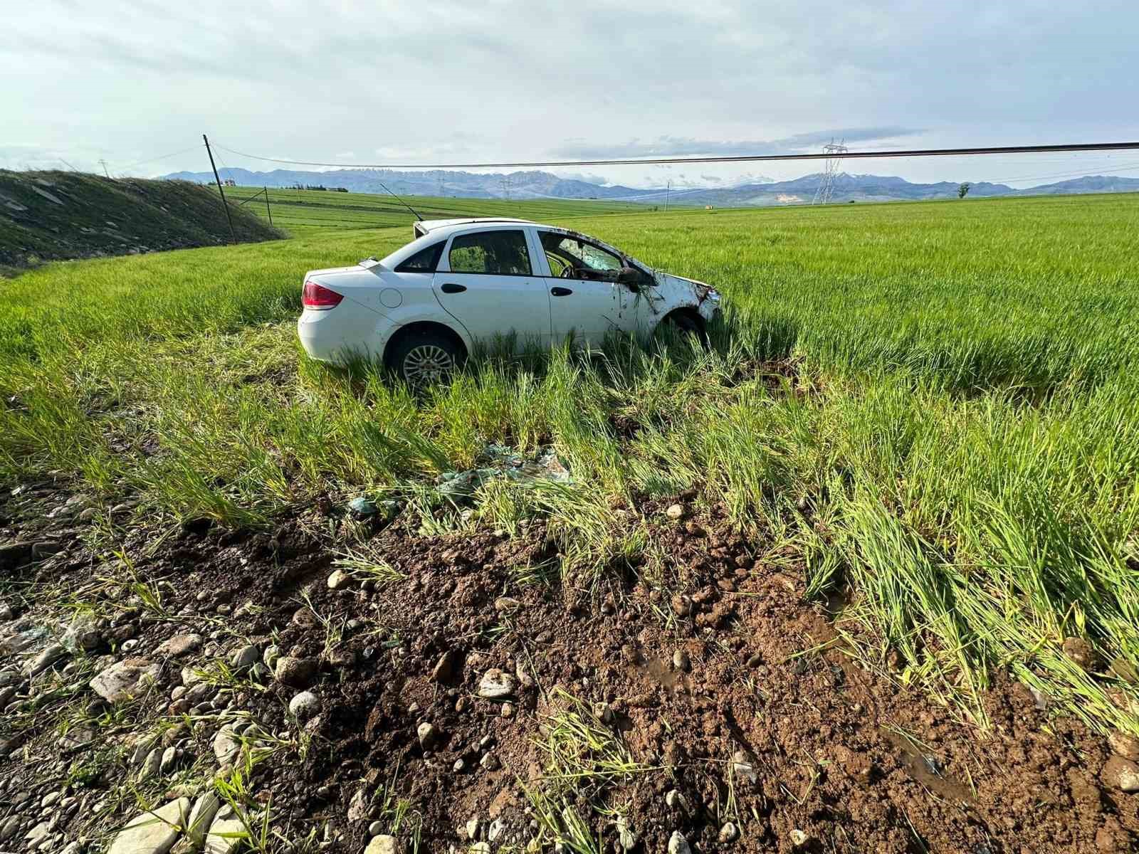 Otomobil taklalar atarak tarlaya yuvarlandı: 1 yaralı
