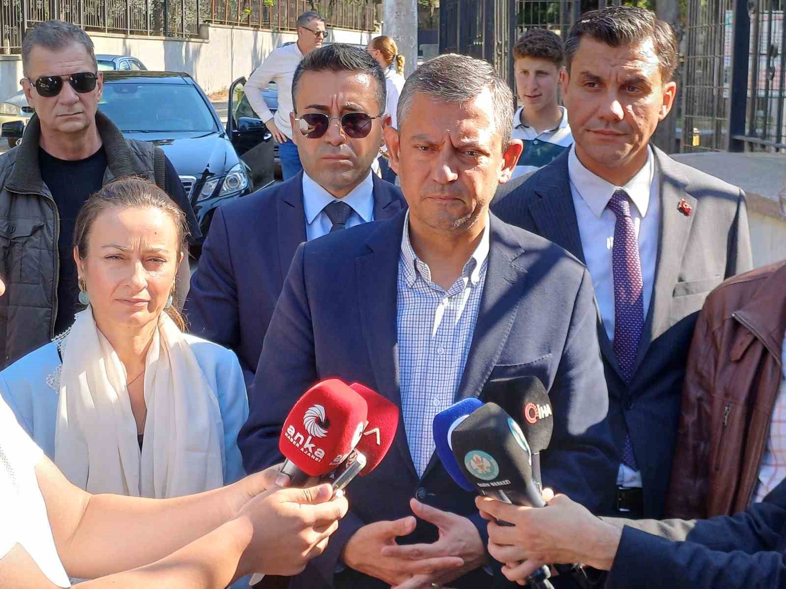 CHP Genel Başkanı Özel Manisa’da hem ailesinin hem de Manisa Tarzanı’nın mezarını ziyaret etti