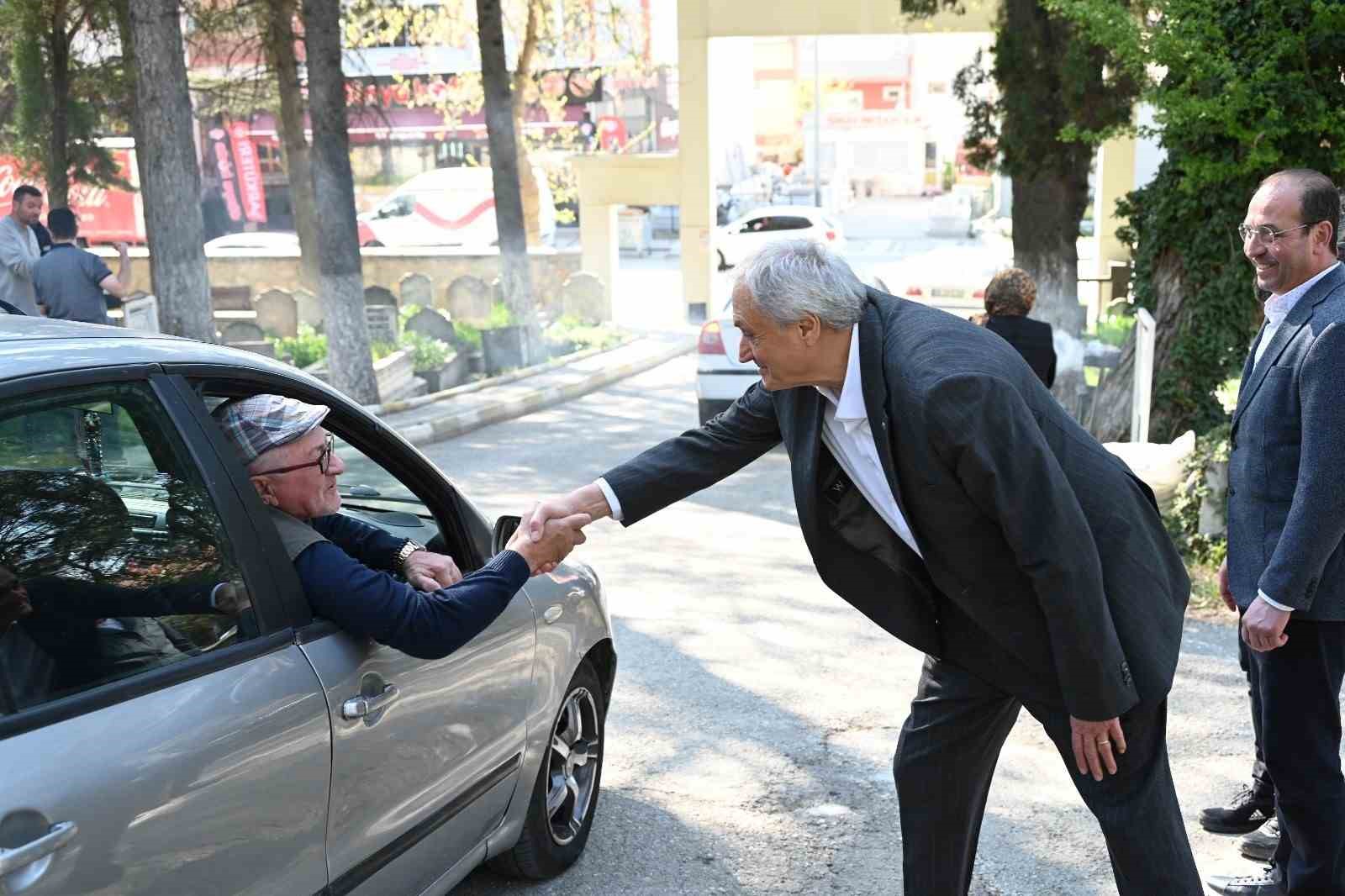 Başkan Bakkalcıoğlu, mezarlık ziyaretine gelen hemşehrilerinin bayramını kutladı
