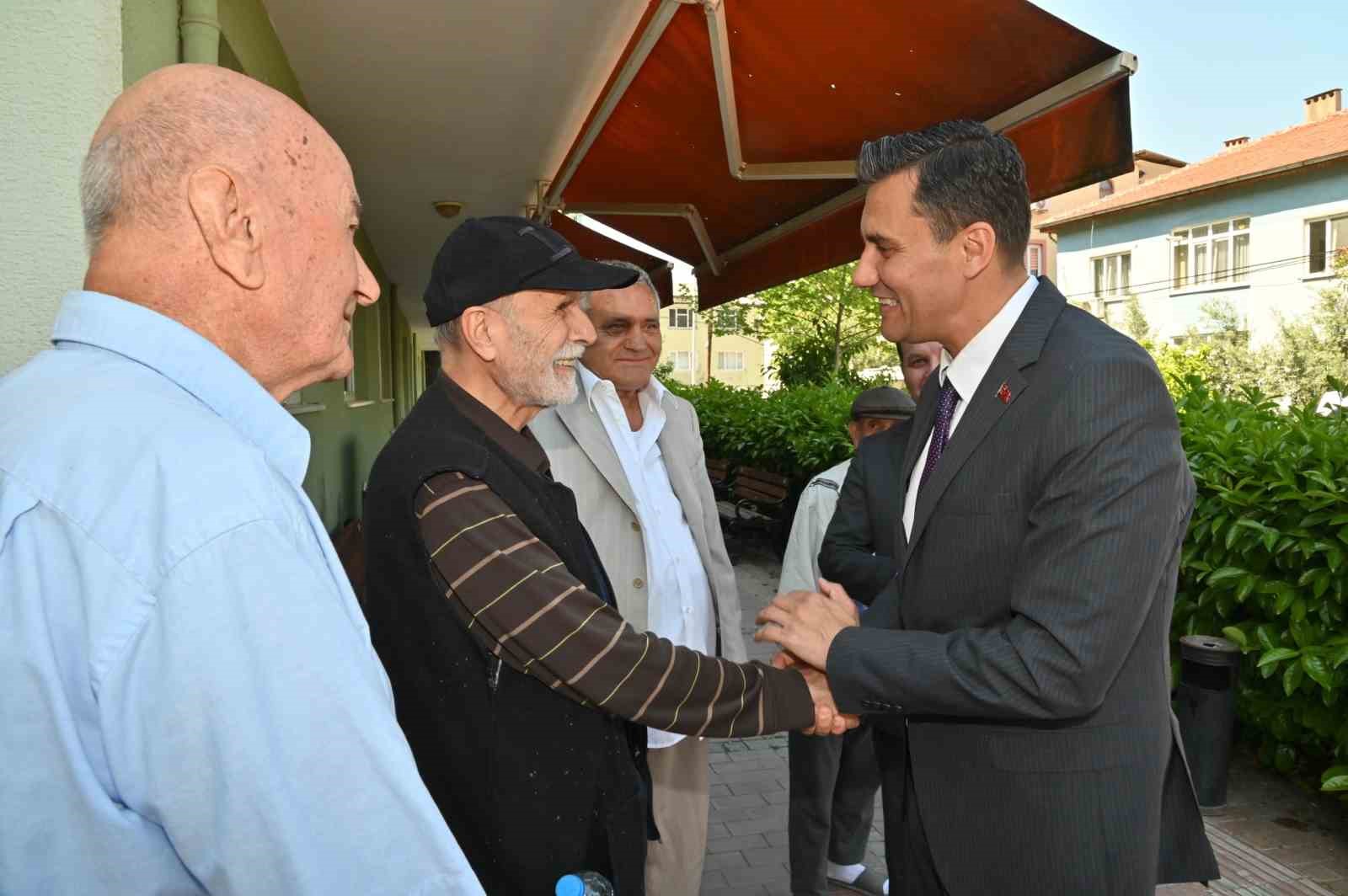 Başkan Zeyrek belediye personeli ve huzurevi sakinleriyle bayramlaştı
