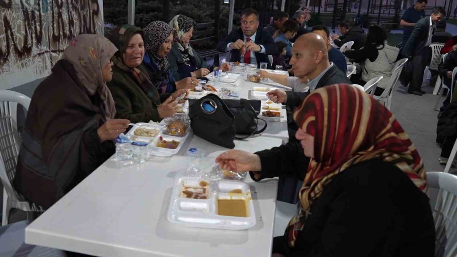 Başkan Önal, son iftar yemeğinde vatandaşlarla birlikte oruç açtı
