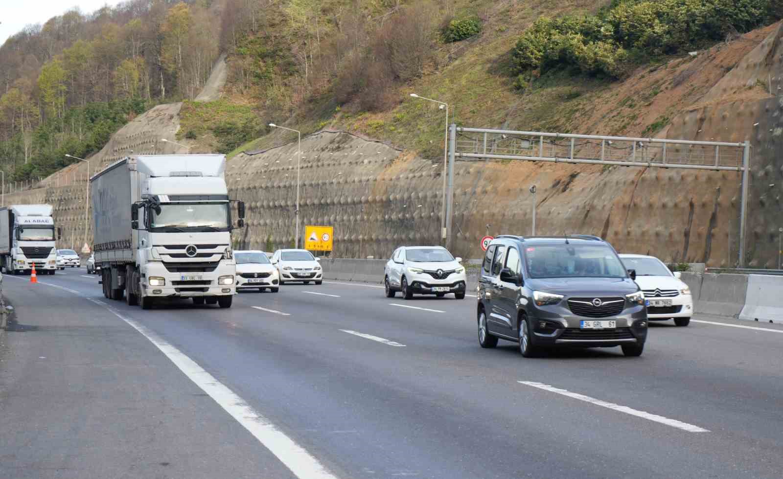 Bayram d&ouml;n&uuml;ş&uuml;nde Bolu&rsquo;dan kamyon ve tırlara ge&ccedil;iş yasaklandı 
