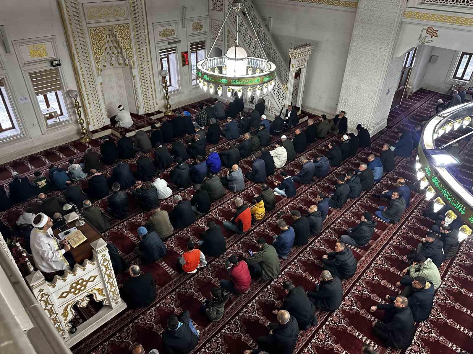 Yüksekova’da bayram namazında vatandaşlar camileri doldurdu