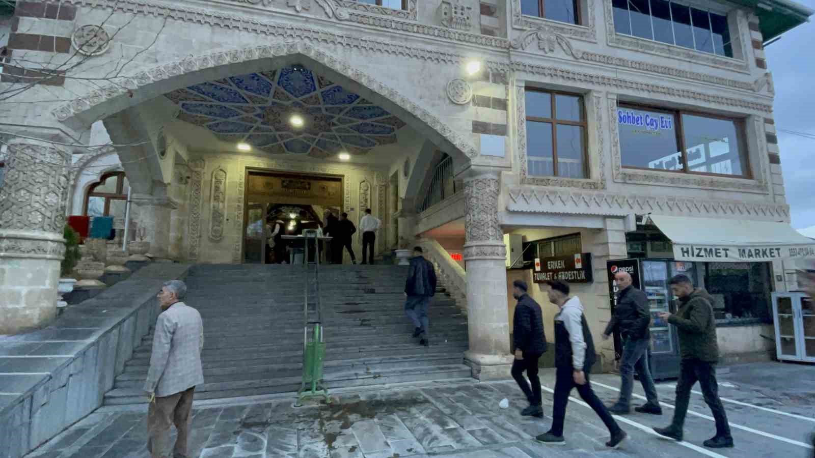 Tatvan&rsquo;da bayram namazı kılındı
