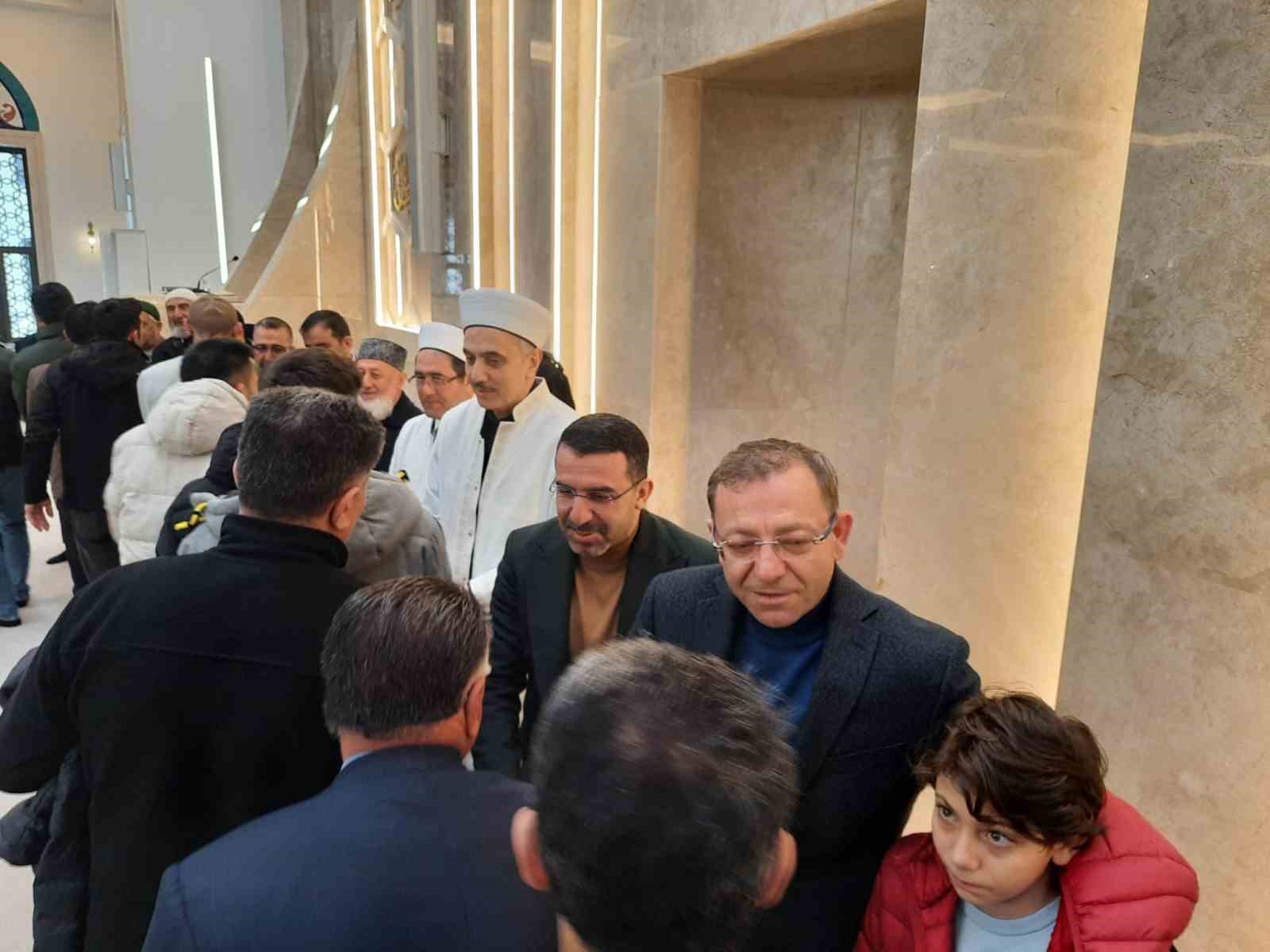 Kars&rsquo;ta bayram namazında camiler doldu taştı
