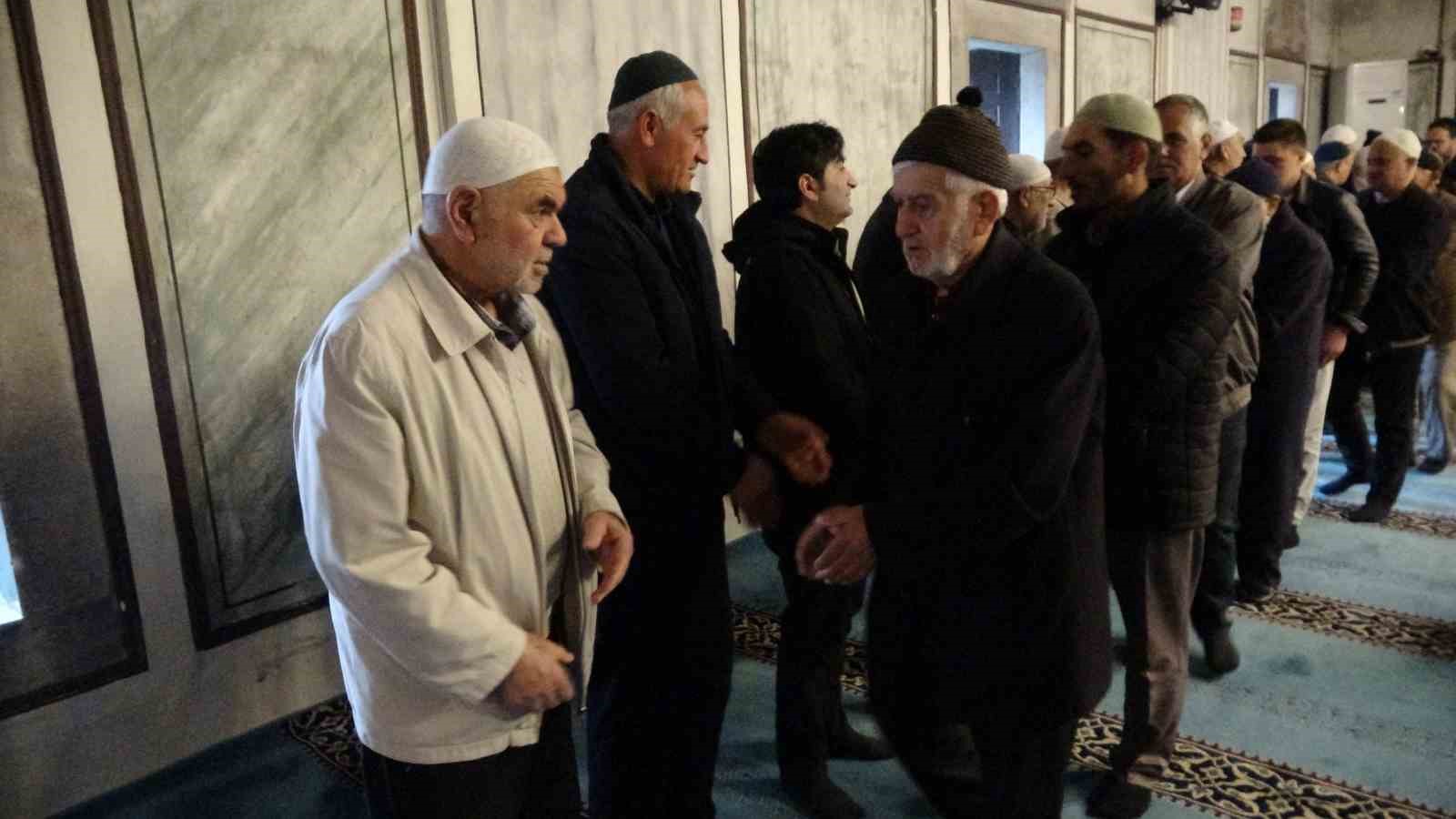 Yozgat&rsquo;ta vatandaşlar bayram namazı i&ccedil;in camilere akın etti
