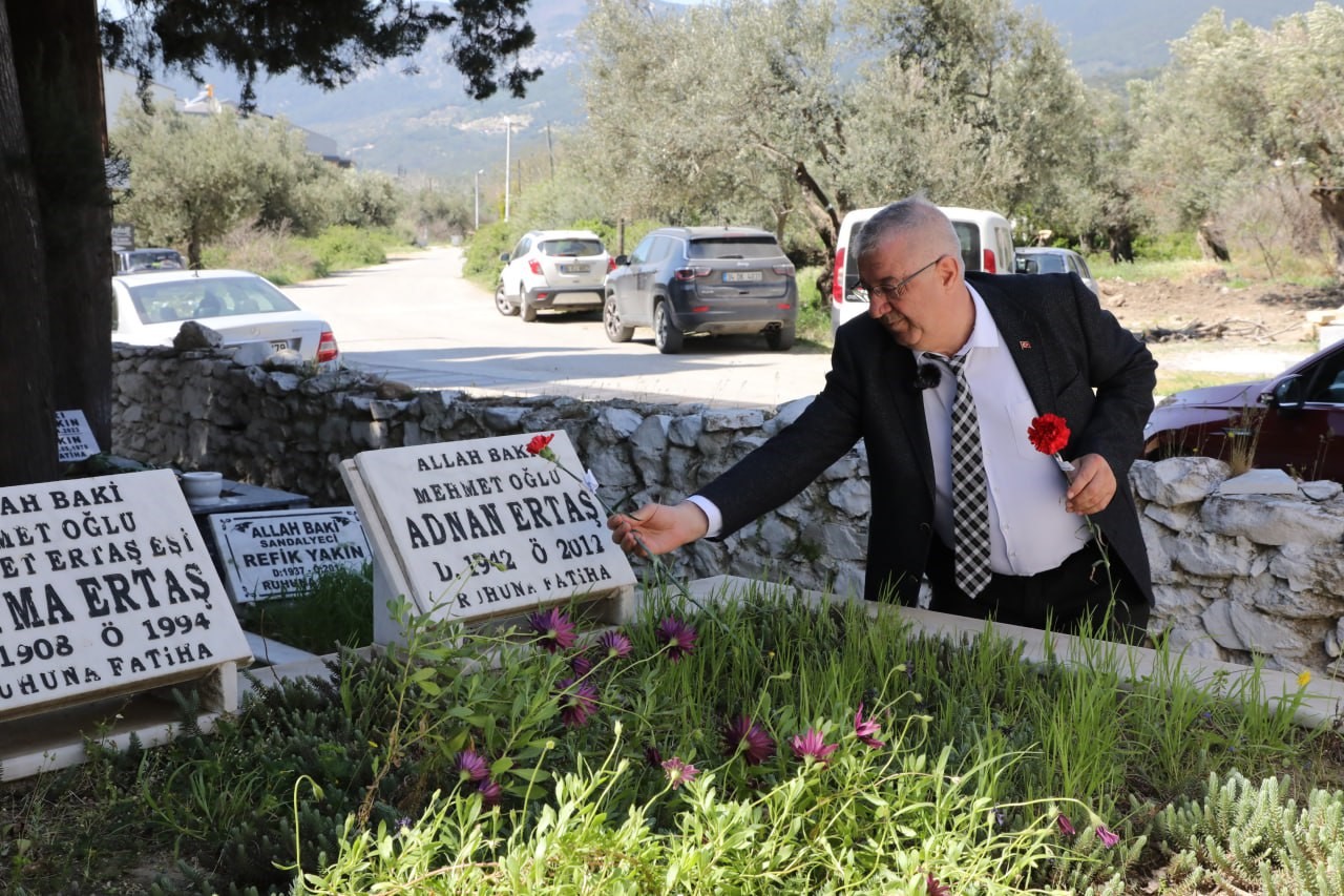 Başkan Ertaş şehitliği ziyaret etti
