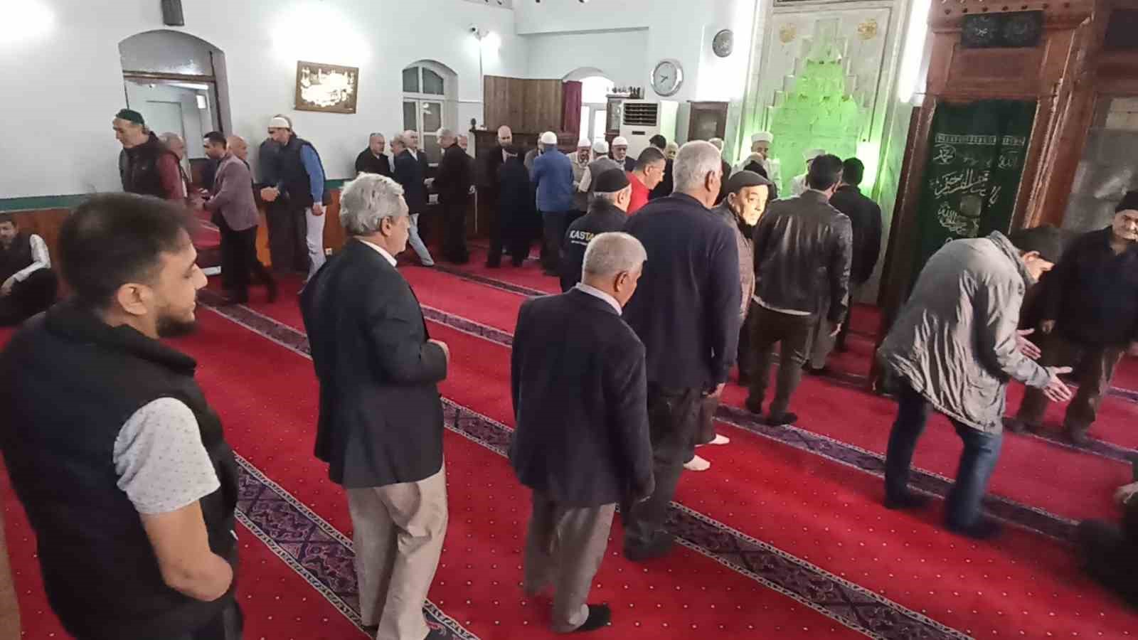 Bayram namazı sonrasında camilerde geleneksel bayramlaşma yapıldı
