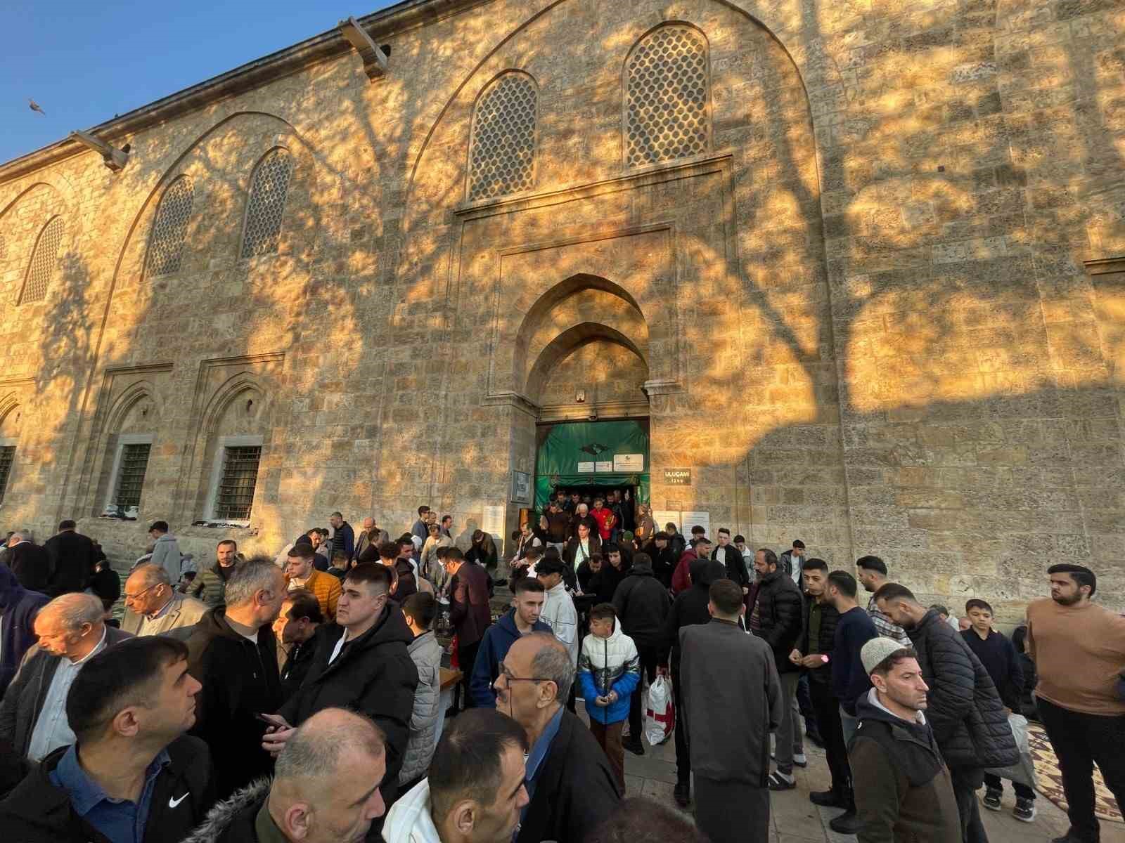 Bursa’da binlerce vatandaş camilere akın etti
