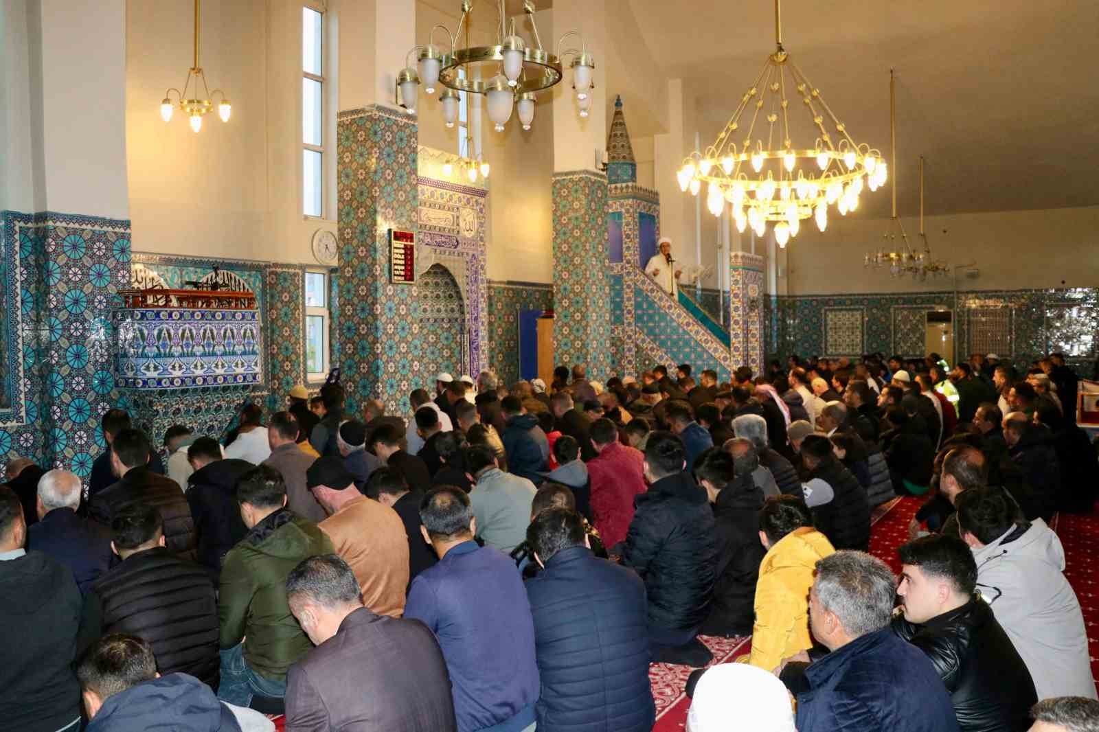 Vali Kızılkaya, bayram namazı sonrası vatandaşlarla bayramlaştı
