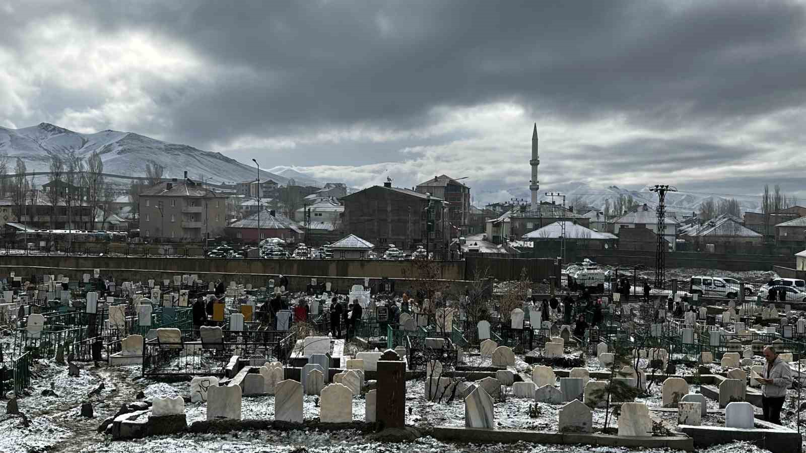 Yüksekova’da vatandaşlar mezarlıklara akın etti
