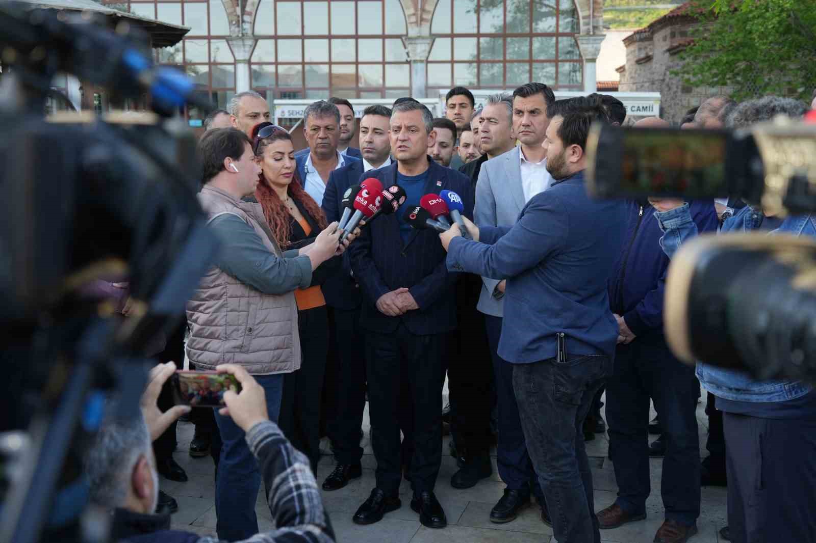 CHP Genel Başkanı Özel bayram namazını Manisa’da kıldı
