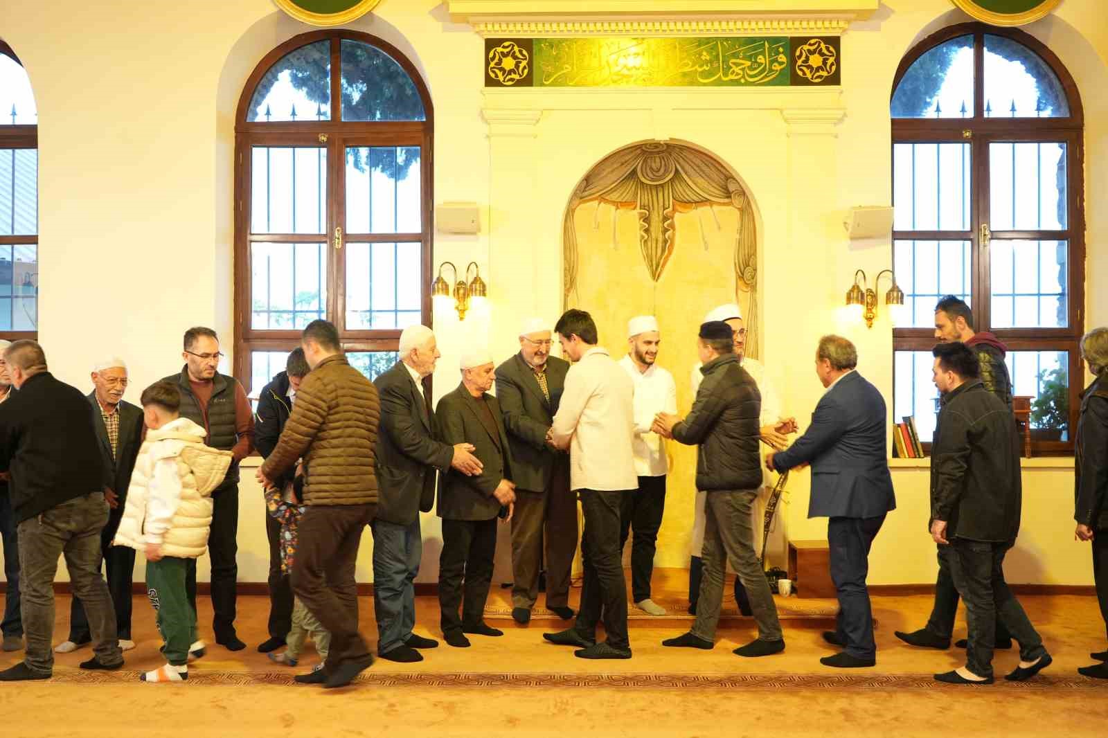 692 yıllık ecdat yadigarı camide bayram namazı : Kılıçla hutbe geleneği yaşatıldı
