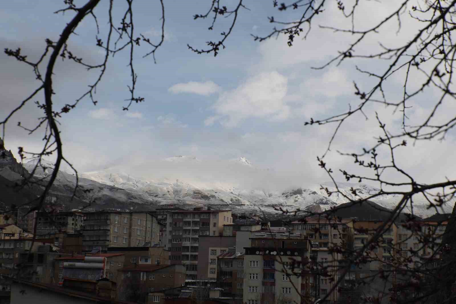 Hakkari dağları yeniden beyaza b&uuml;r&uuml;nd&uuml;
