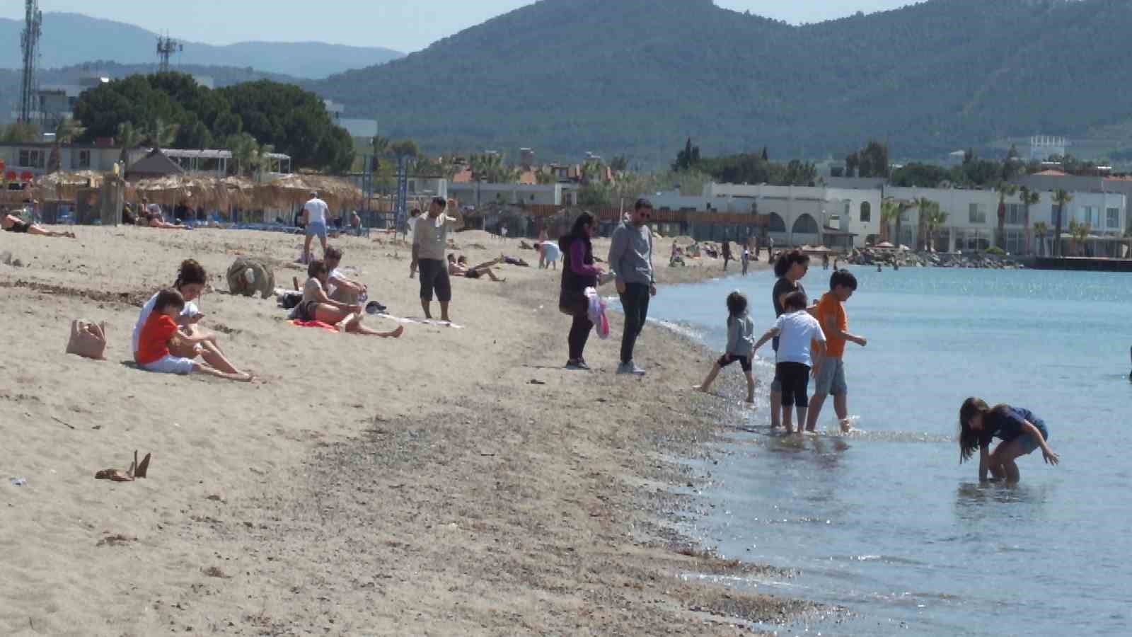 Balıkesir&rsquo;de deniz sezonu tatilcilerle erken a&ccedil;ıldı
