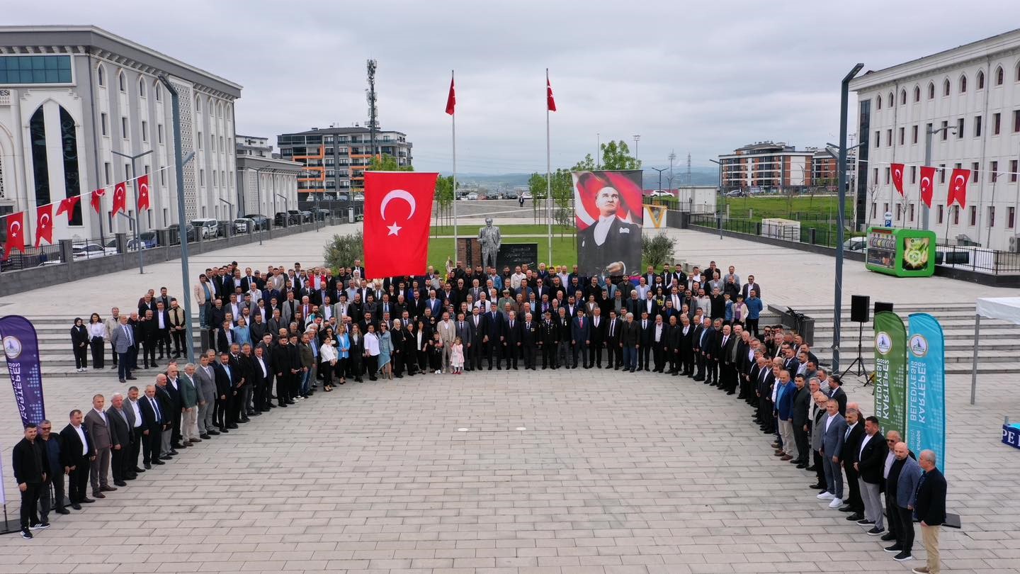 Kartepeliler kent meydanında bayramlaştı

