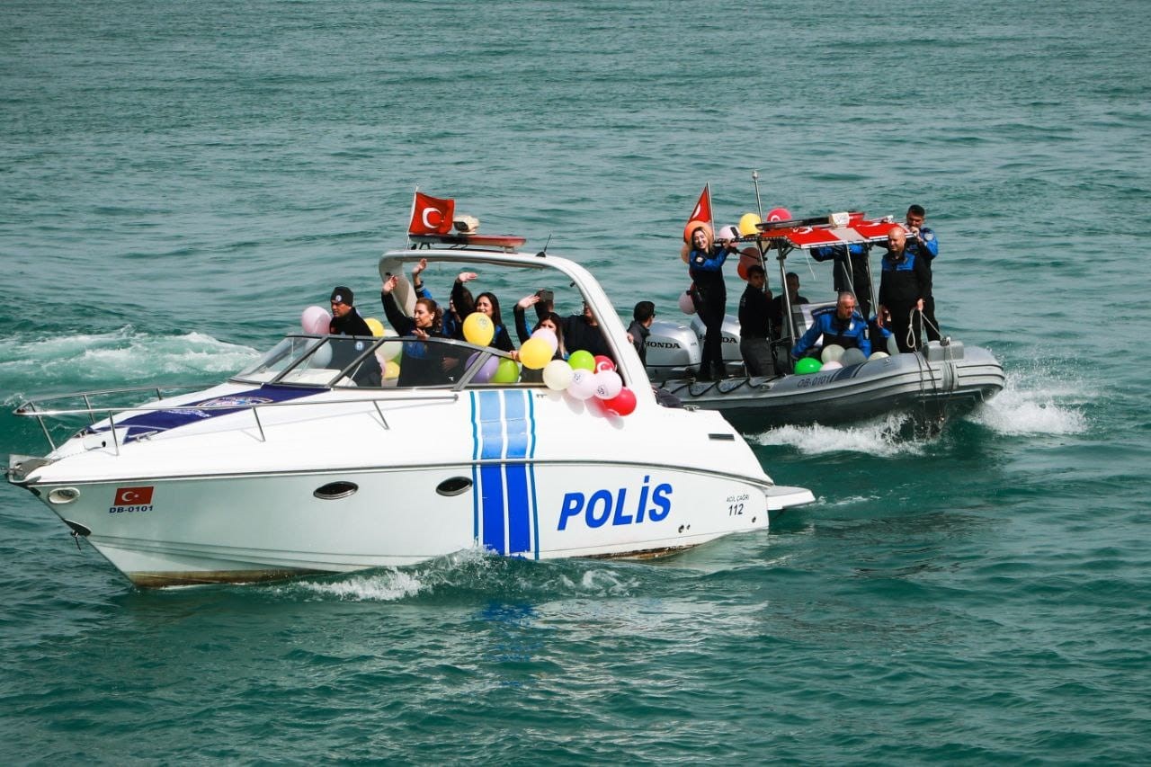 Polisten bayramda &ccedil;ocuklara s&uuml;rpriz
