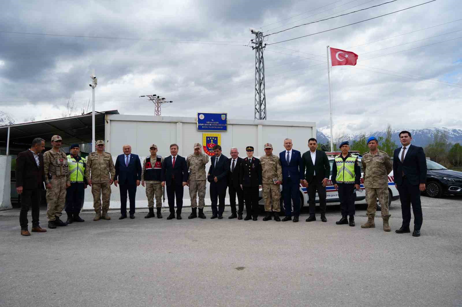 Validen g&ouml;rev başındaki personele bayram ziyareti
