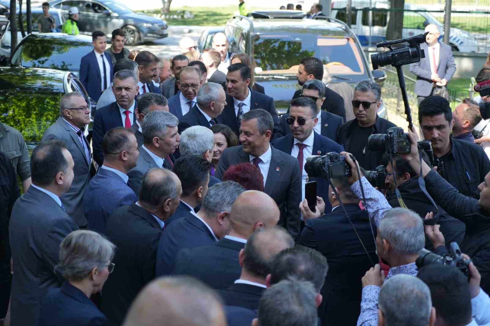 CHP Genel Başkanı Özel Manisa’da bayramlaşma törenine katıldı
