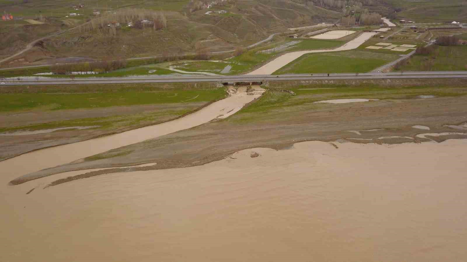 Ahlat&rsquo;ta Van G&ouml;l&uuml; kahverengiye boyandı
