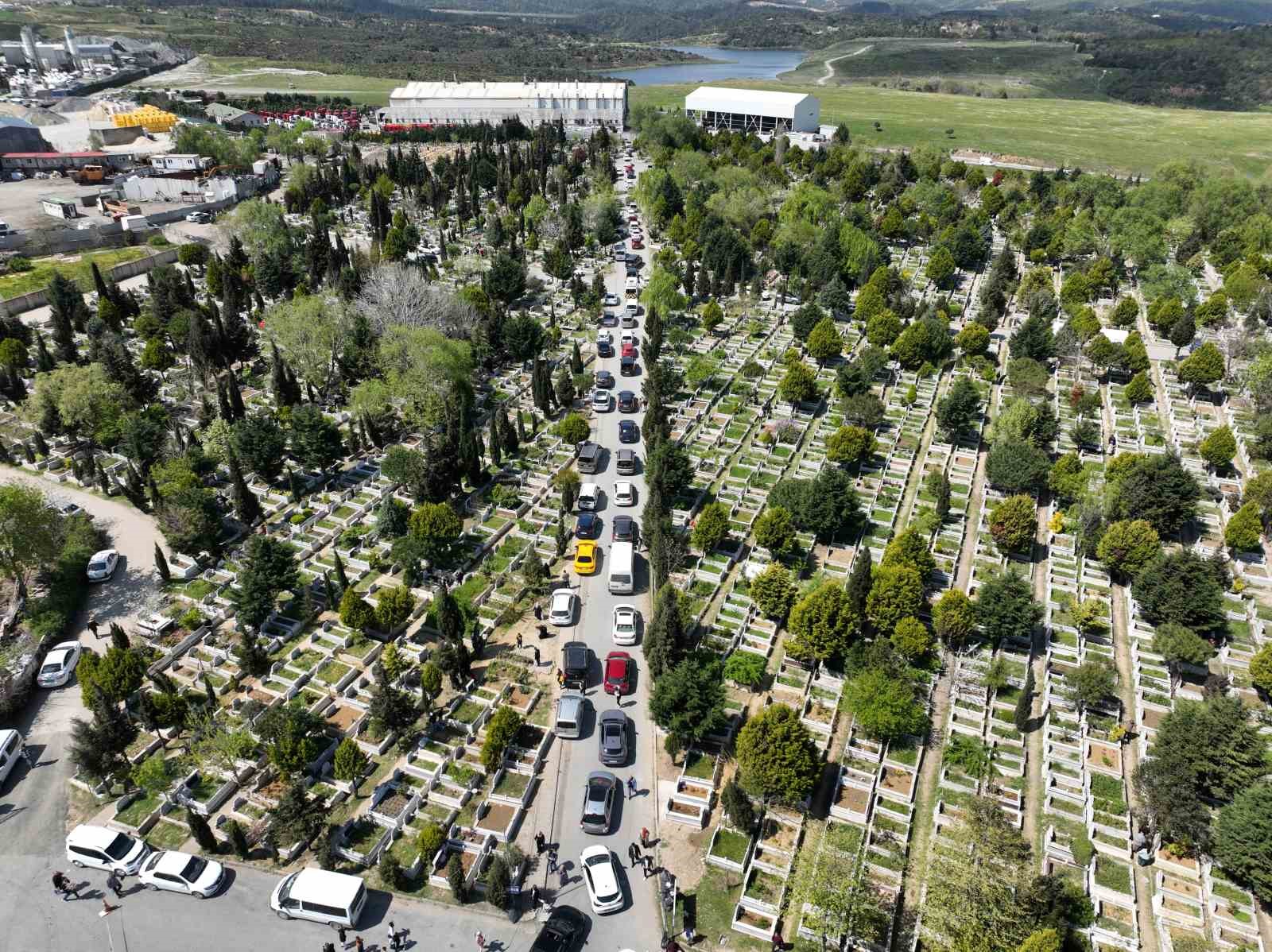 Sultangazi’de mezarlık yolunda uzun araç kuyruğu oluştu