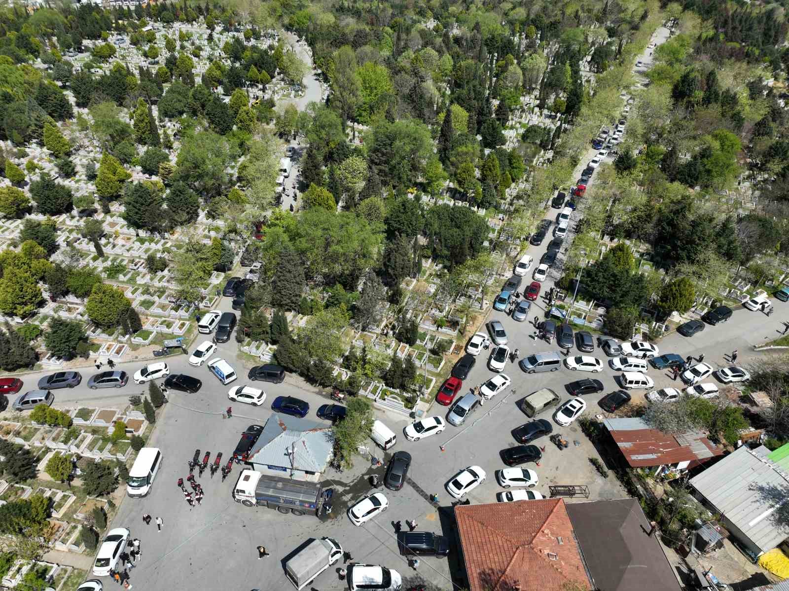 Sultangazi&rsquo;de mezarlık yolunda uzun ara&ccedil; kuyruğu oluştu
