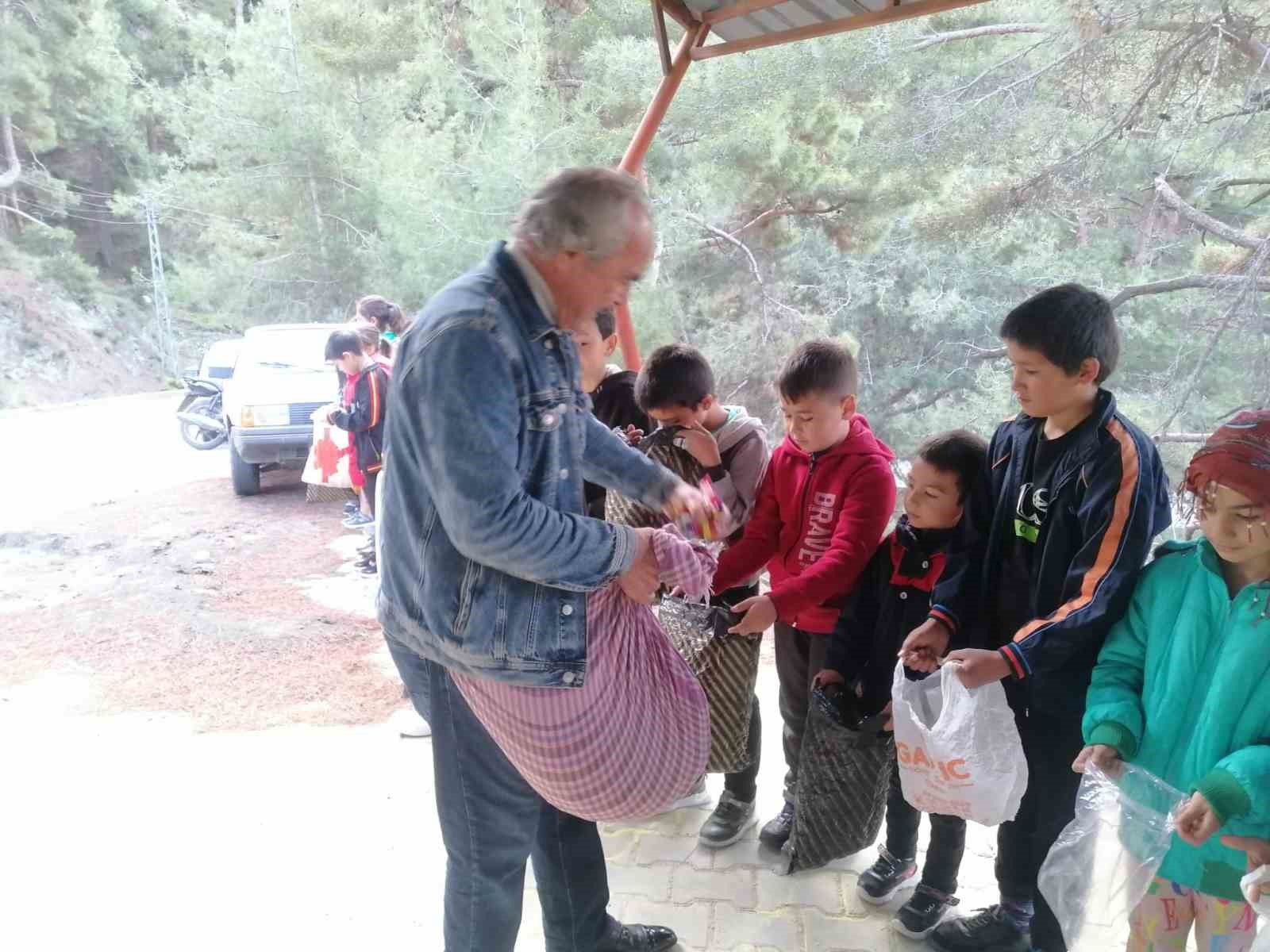 &Ccedil;ocuklara avu&ccedil; avu&ccedil; şeker dağıtma geleneği s&uuml;r&uuml;yor
