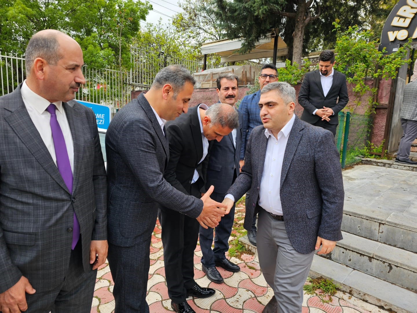 Ergani Kaymakamı vatandaş ve kamu kurum müdürleriyle bayramlaştı
