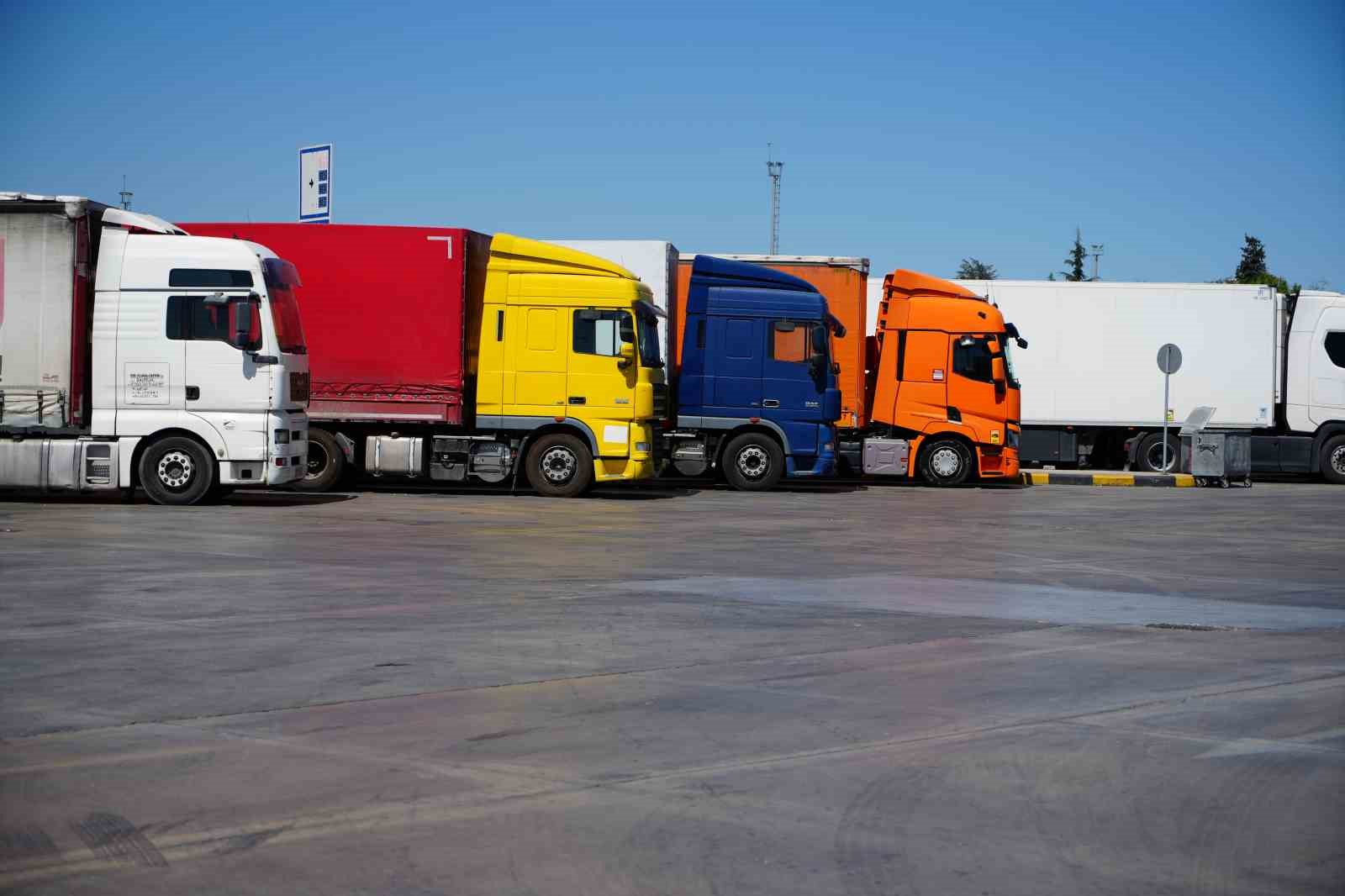 Kapıkule&rsquo;de Avrupa&rsquo;ya gidecek tır s&uuml;r&uuml;c&uuml;leri, bayramı buruk ge&ccedil;iriyor
