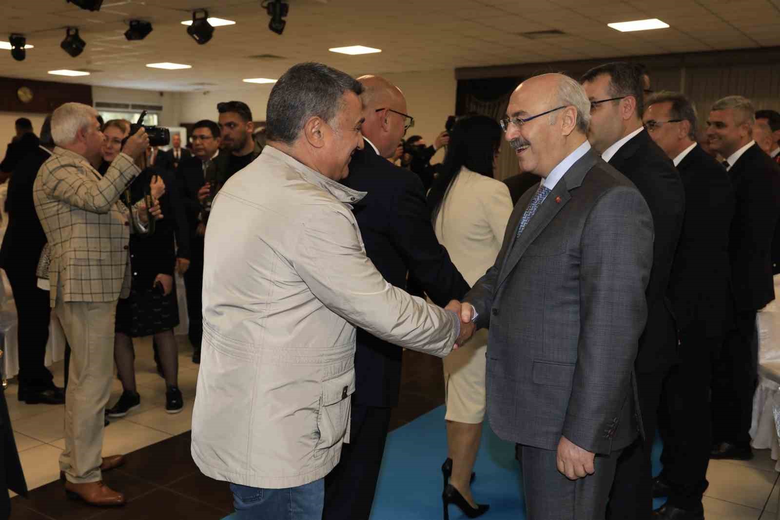 Adana protokol&uuml; bayramlaştı
