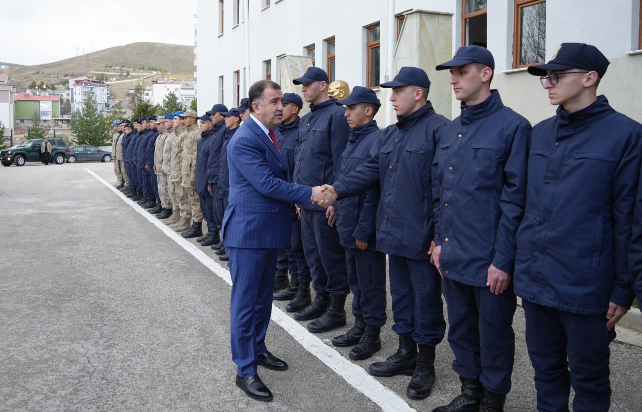 Validen görev başındaki personele bayram ziyareti
