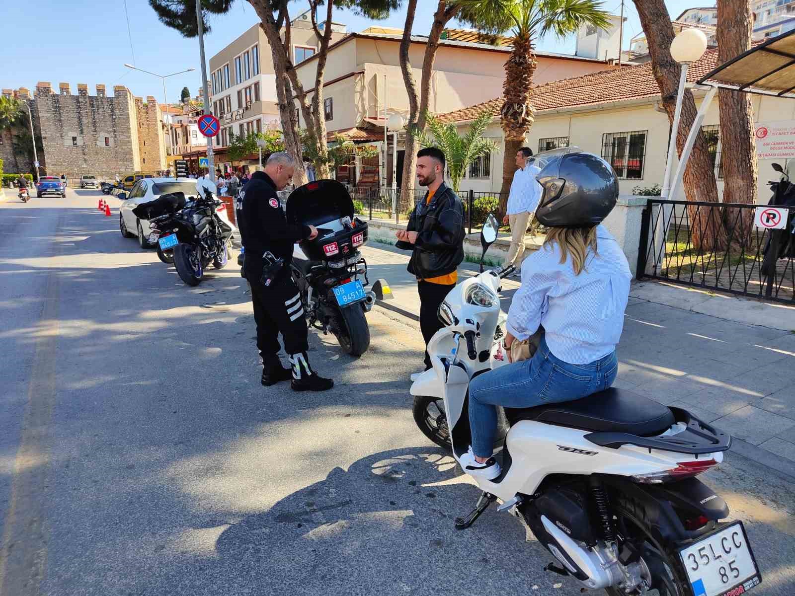 Kuşadası&rsquo;nda motosiklet s&uuml;r&uuml;c&uuml;lerine denetim
