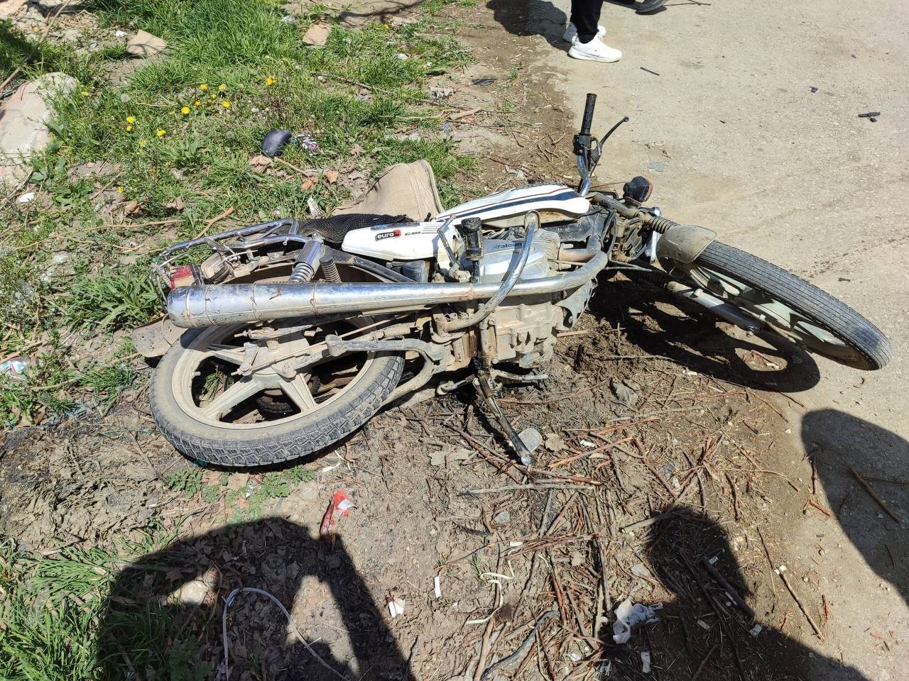 İki otomobil ve motosiklet &ccedil;arpıştı: 10 kişi yaralandı 