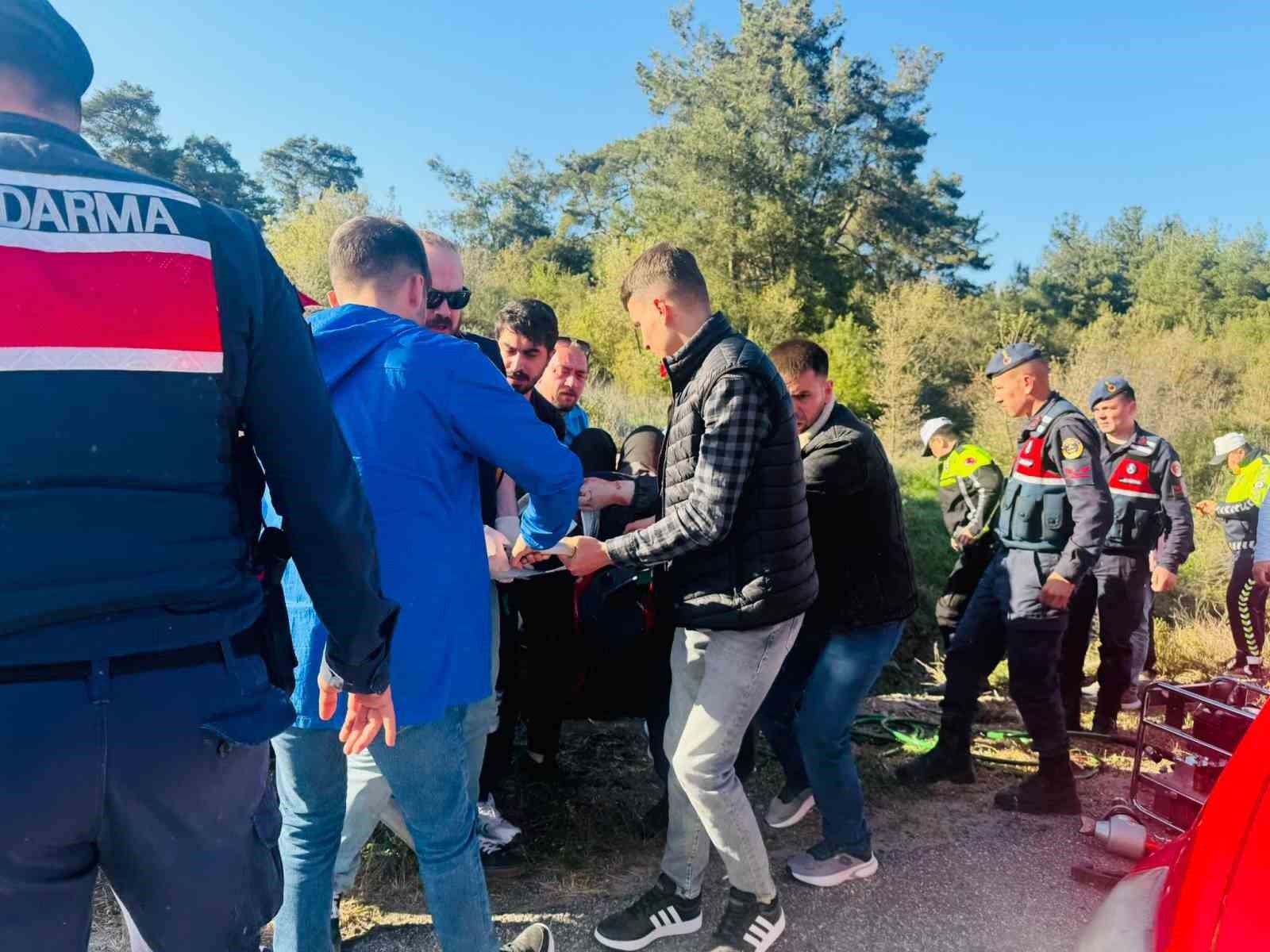 G&ouml;z&uuml;n&uuml; g&uuml;neş alınca yoldan &ccedil;ıkarak kaza yaptı: 4 yaralı
